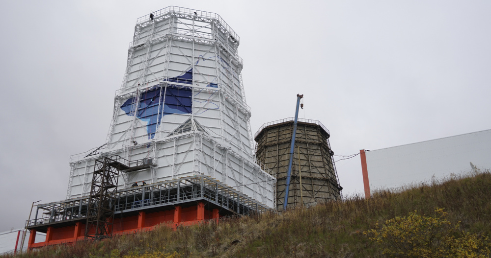 Художники приступили к созданию мурала на градирне Анадырской ТЭЦ