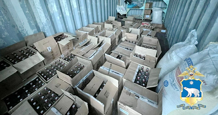 Тысячу бутылок водки изъяли полицейские у жителя села Снежное на Чукотке
