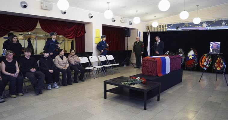 Жители Анадыря почтили память погибшего в Запорожской области военнослужащего