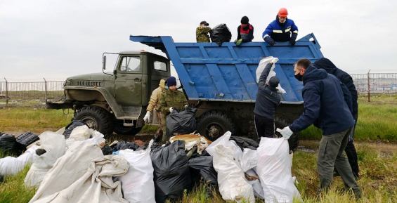 Два грузовика мусора собрали жители Тавайваама на берегу Анадырского лимана