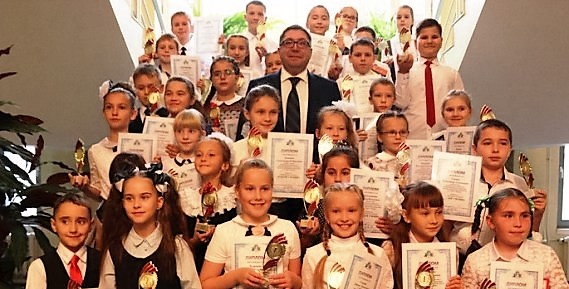 Школьников-победителей муниципальных конкурсов наградили в Анадыре