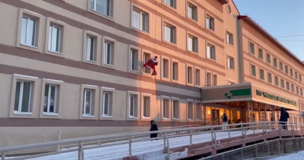 Дед Мороз спустился с крыши к юным пациентам Чукотской окружной больницы