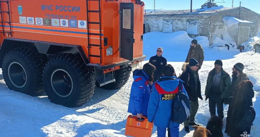 На полярную станцию Валькаркай доставили продукты и морозильный ларь