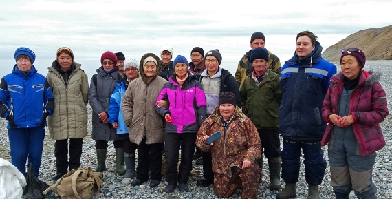 Жители Чукотки собрали морскую капусту в районе древнего поселения Аван