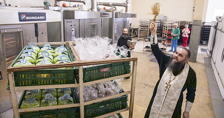 В преддверии Пасхи в столице Чукотки освятили куличи