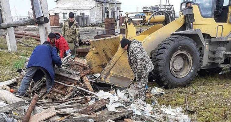 Более 200 кубометров мусора и древесины собрали в селе Рыткучи с побережья