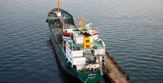 Потерявший ход танкер «Эгвекинот» отбуксируют в бухту Морж на Сахалине