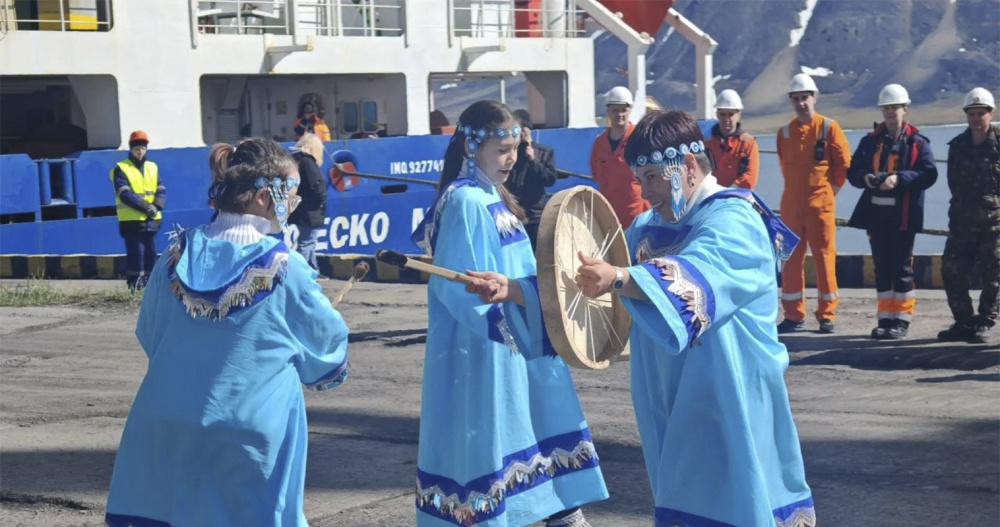 Песнями и танцами встретили в Эгвекиноте первый теплоход