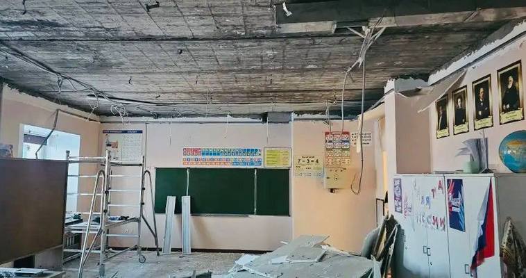 В школе Угольных Копей начали ремонт повреждённого штормом подвесного потолка