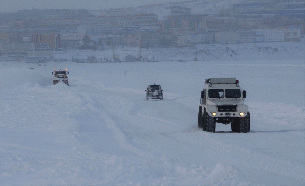 Началось обустройство ещё двух ледовых дорог через Анадырский лиман