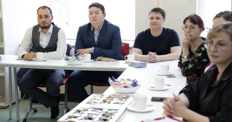 Повышение окладов и компенсации на съём жилья обсудил с педагогами губернатор Чукотки