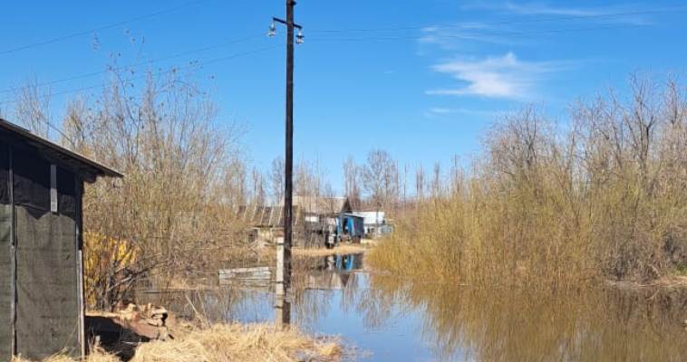 В селе Марково паводком подтоплены дороги и территории трёх домов