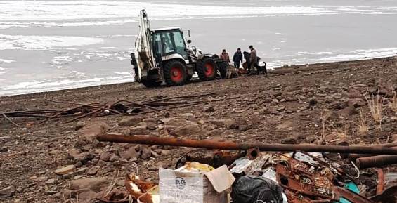 Более 20 тонн мусора вывезли с берега реки Анадырь в селе Снежное  