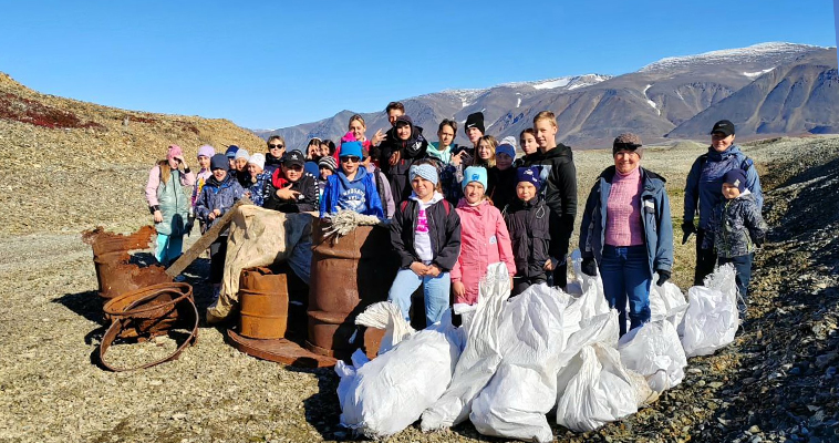 Туристические клубы  очистили от мусора берег около Эгвекинота