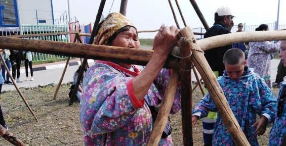 Детей в Анадырском районе научили ставить ярангу 