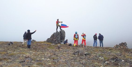 Российский триколор установили на вершину сопки Комсомольская общественники Анадыря