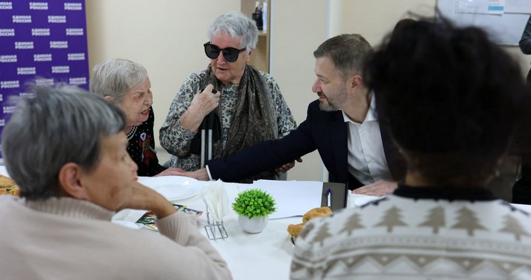 Медпомощь и установку пандусов обсудил губернатор с пожилыми жителями Анадыря