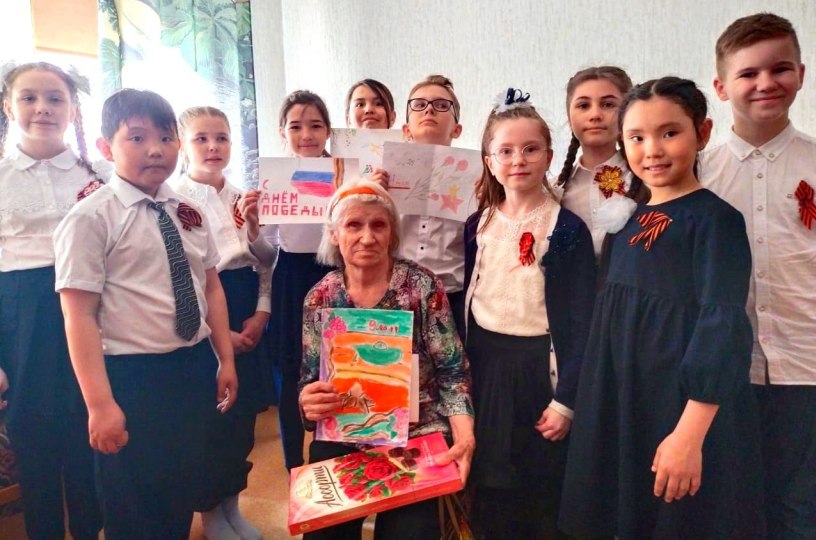 ученики детского объединения "Звездная страна" навестила Надежду Самойлову