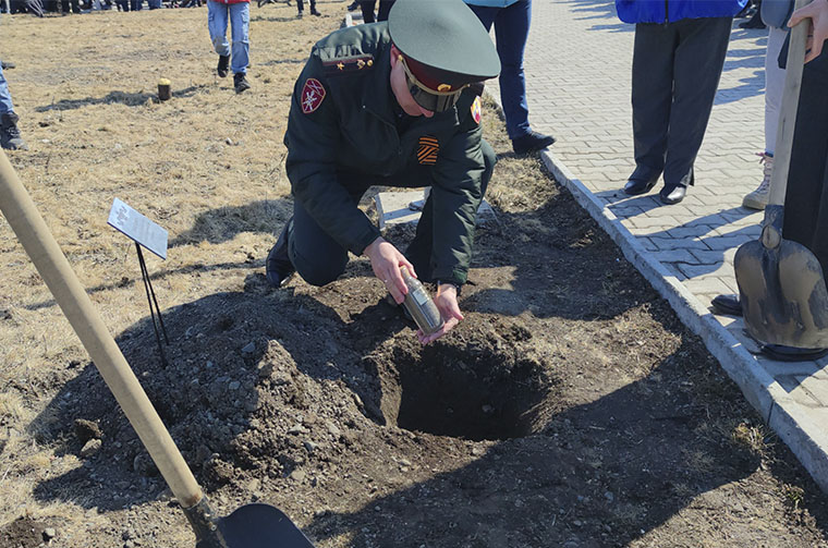 Капсулу с землей из Берлина поместили в основание мемориала "Чукотка-фронту"