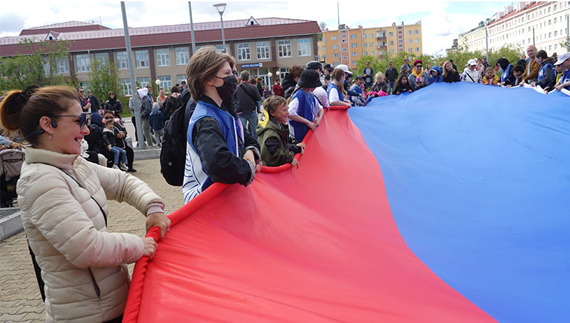 На площади развернули большое полотно флага России