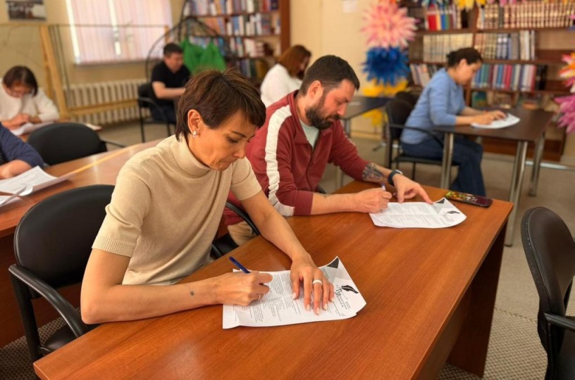 Литературный диктант прошёл в библиотеке Тана-Богораза.jpg Литературный диктант прошёл в библиотеке Тана-Богораза.jpg