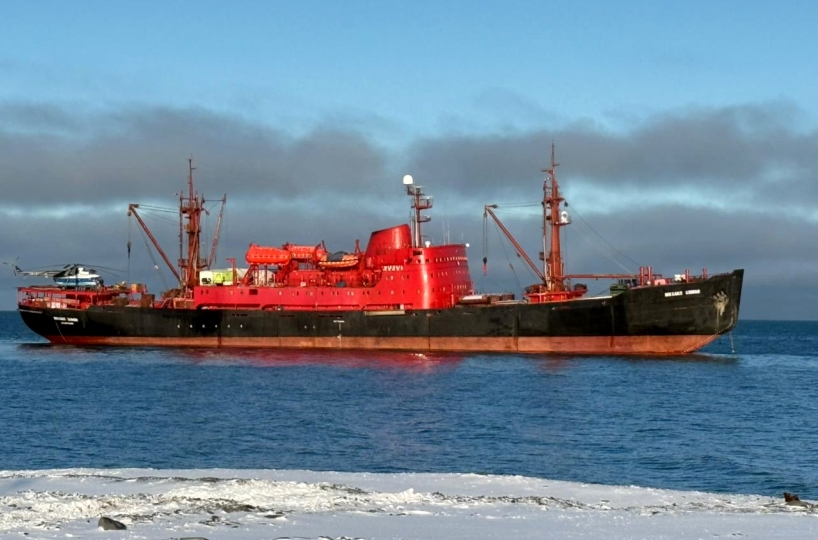 НЭС "Михаил Сомов" у берегов Чукотки